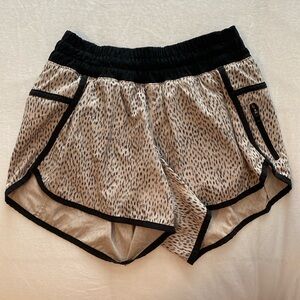 Lululemon Tracker Short in Dotted Beige/Black